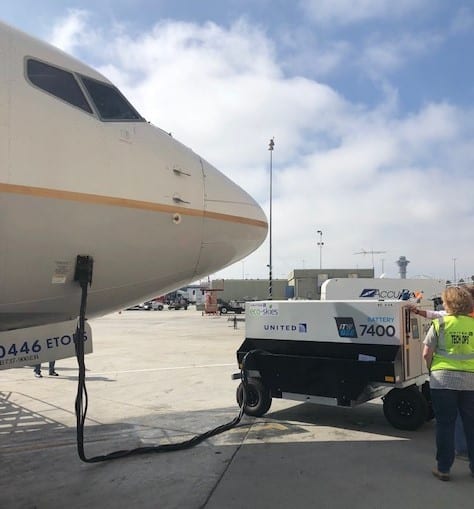 ITW GSE 7400 powering United 737, LAX, US