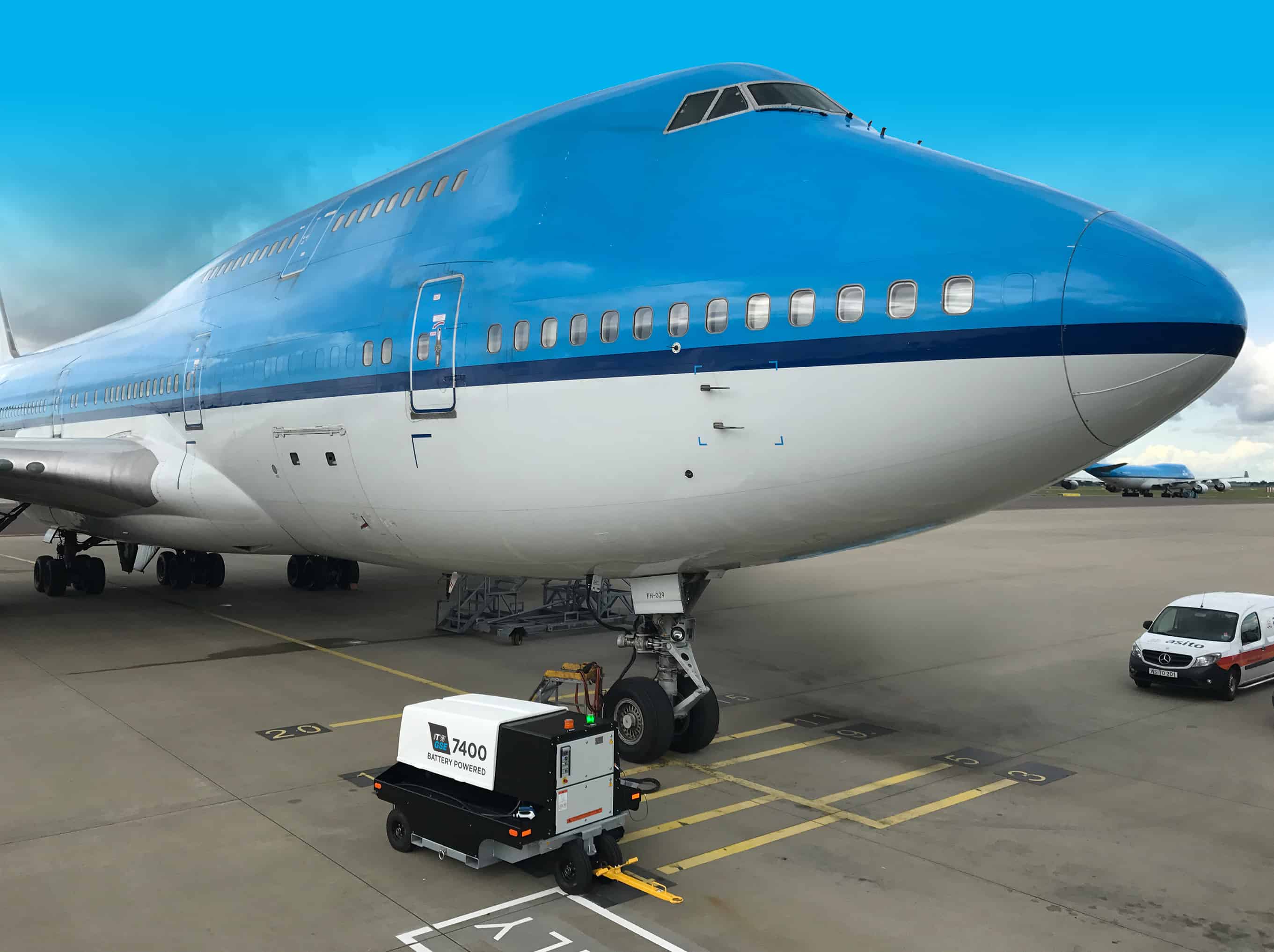 7400 Powering 747 in Amsterdam Schiphol Airport