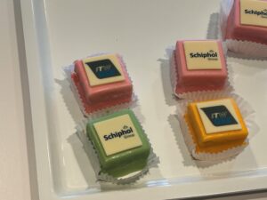 signing contract in Amsterdam cakes