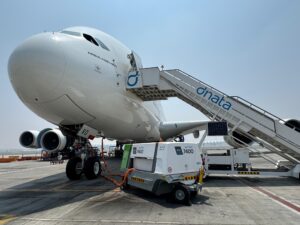 the itw gse 7400 eGPU standing next to an aircraft and powering the aircraft during the turnaround